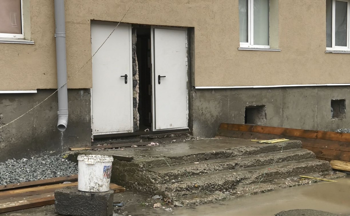 Межкомнатные двери вместо железных поставили в подъезде дома в Южно-Сахалинске