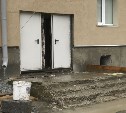 Межкомнатные двери вместо железных поставили в подъезде дома в Южно-Сахалинске