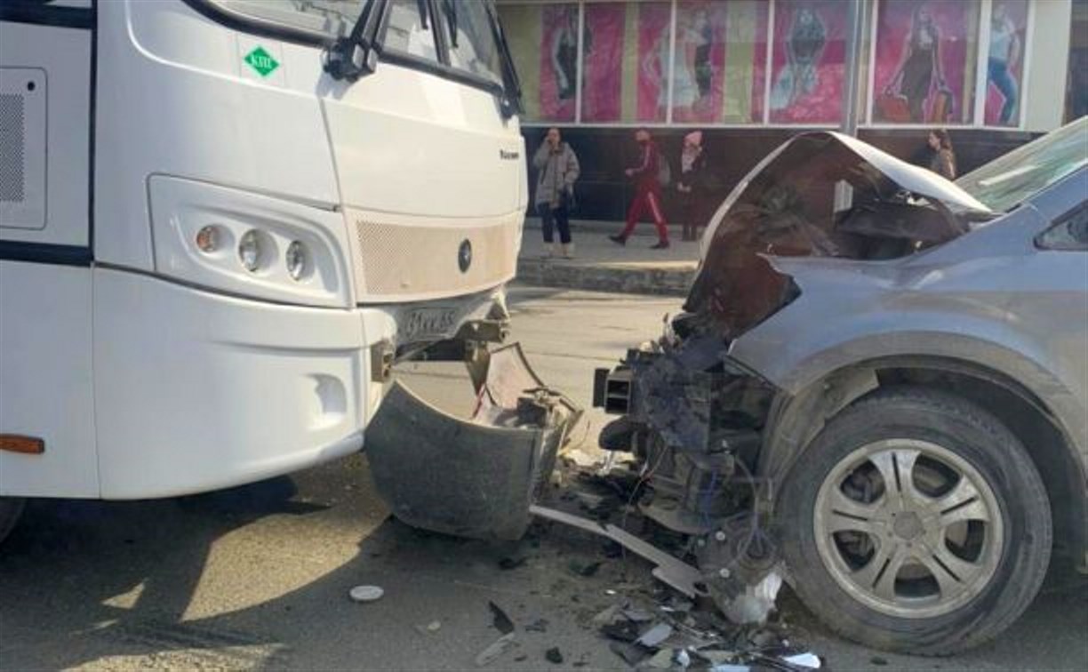 Автобус лоб в лоб столкнулся с легковушкой в Южно-Сахалинске