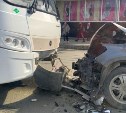 Автобус лоб в лоб столкнулся с легковушкой в Южно-Сахалинске