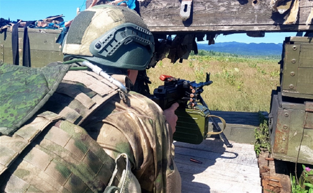 Военнослужащие и добровольцы на Сахалине осваивают скоростную стрельбу в городских условиях