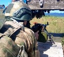 Военнослужащие и добровольцы на Сахалине осваивают скоростную стрельбу в городских условиях
