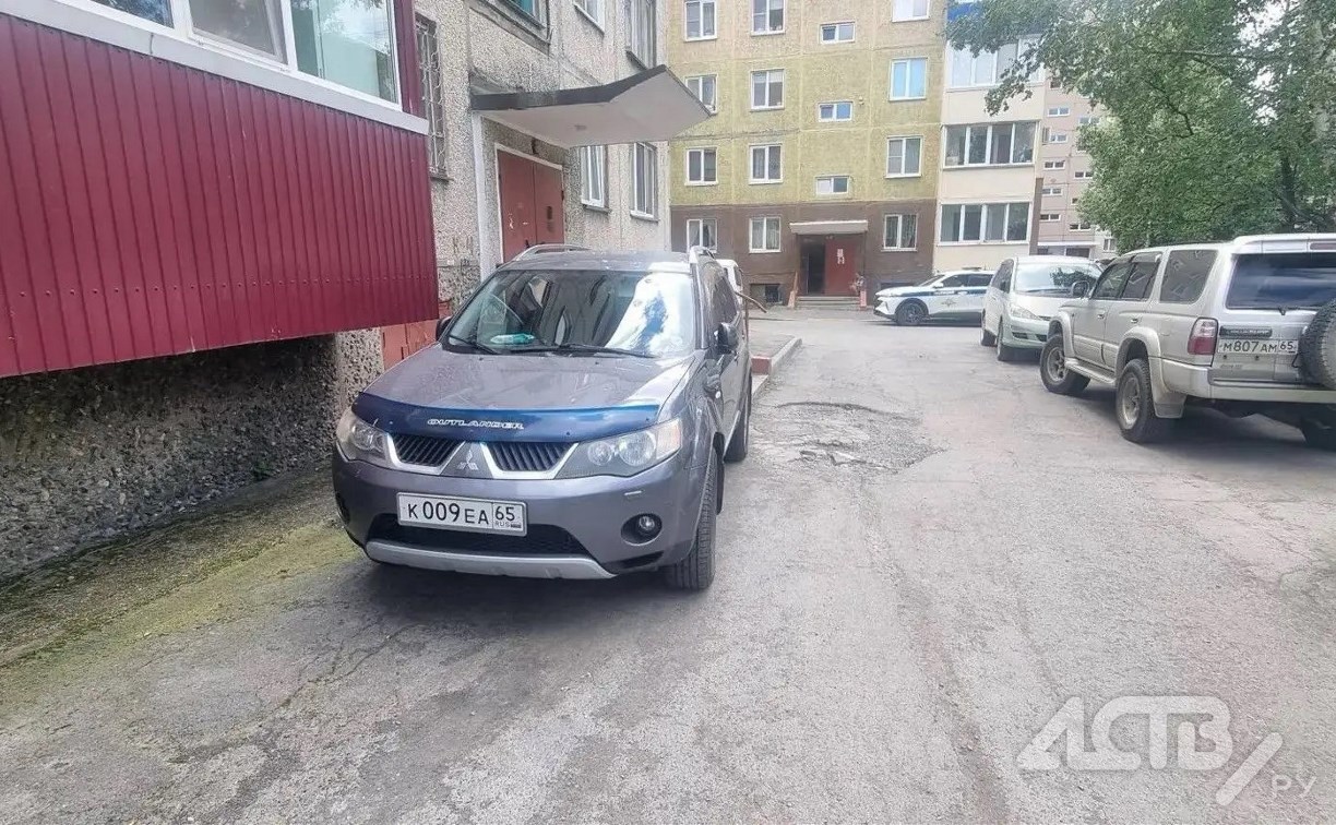 Неизвестный водитель повредил Mitsubishi Outlander в Южно-Сахалинске - розыск очевидцев