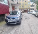 Неизвестный водитель повредил Mitsubishi Outlander в Южно-Сахалинске - розыск очевидцев