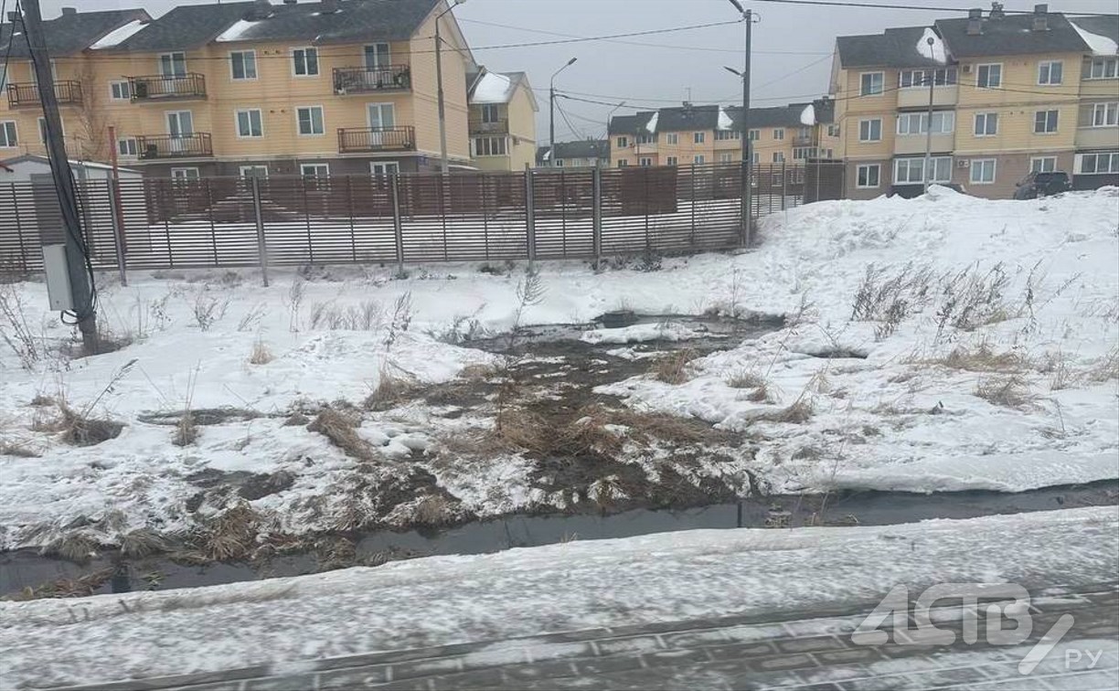 В Октябрьском канализационные стоки фонтанируют через люк 