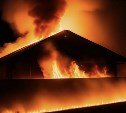 Частный дом охватило пламенем на площади 50 "квадратов" в Южно-Сахалинске