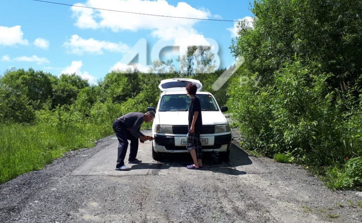 Очевидцы: Сахалинцы, никого не стесняясь, помыли машину в реке Подорожка