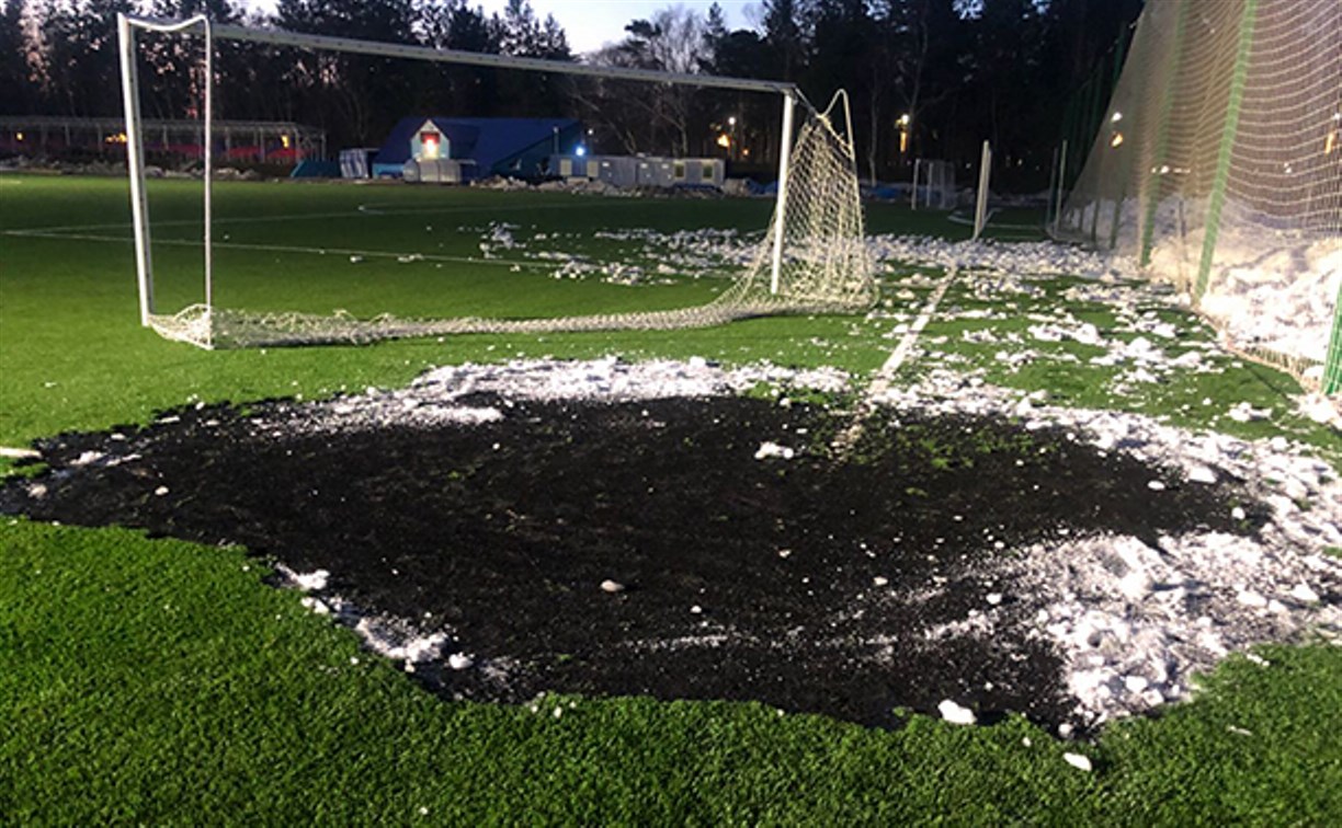 В городском парке Южно-Сахалинска вандалы подожгли часть стадиона