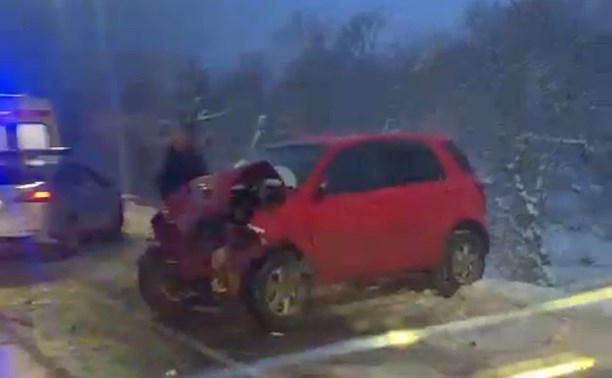 Авария в районе психбольницы в Южно-Сахалинске: автомобили разлетелись по обочинам