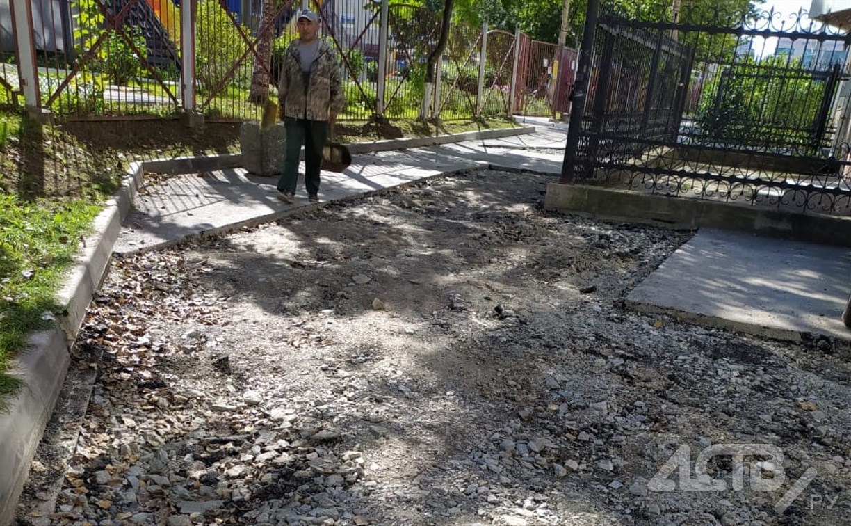 "Куда пропал асфальт?": жительница Южно-Сахалинска вышла во двор и растерялась