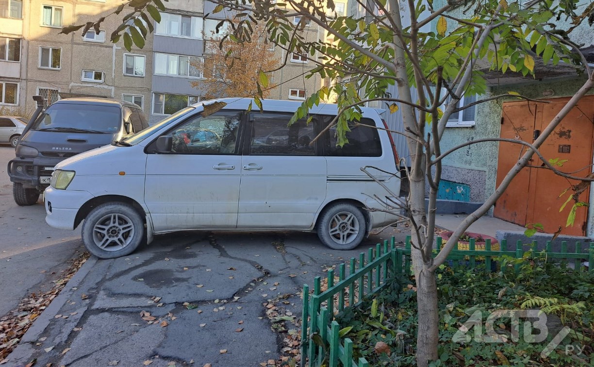 Минивэн припарковался на тротуаре в Южно-Сахалинске