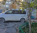 Минивэн припарковался на тротуаре в Южно-Сахалинске