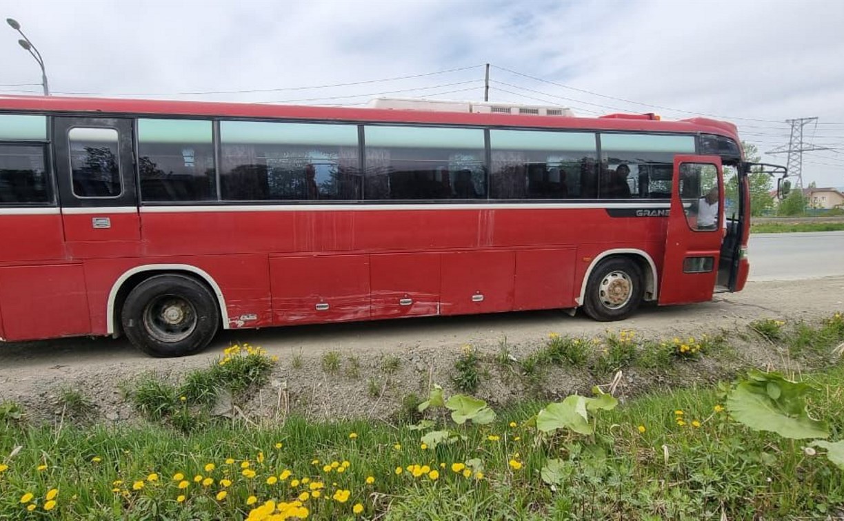 Очевидцев столкновения автобуса и кроссовера ищут в Южно-Сахалинске