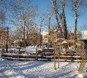В Южно-Сахалинске чистят скверы от снега и подготавливают к зиме