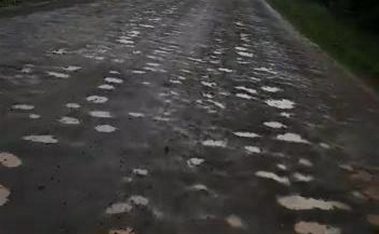 "То яма, то канава", - водители стоически сдерживают маты на дороге от Тымовского до Восхода