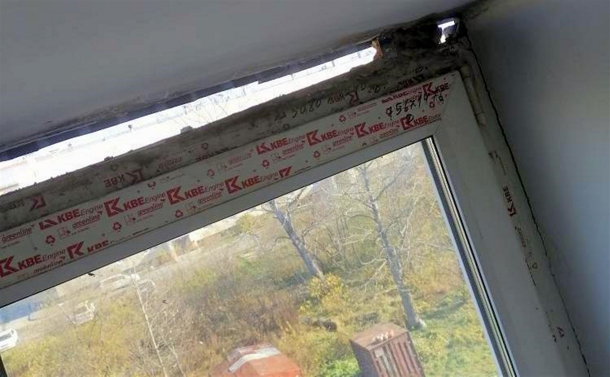 Переселенцы из "авариек" в Долинске: "Окна в новых домах держатся с "божьей помощью"