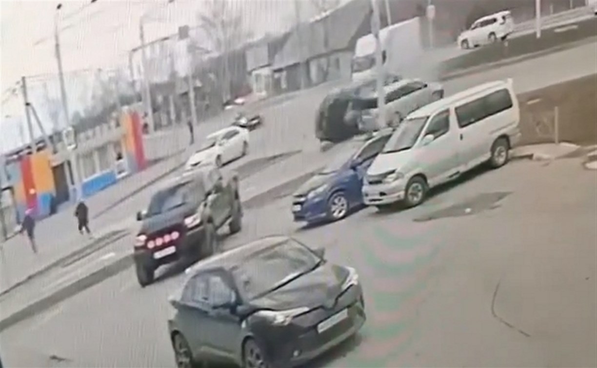 Подпрыгнул и перевернулся: появились кадры с моментом ДТП на кольце ул. Украинской в Южно-Сахалинске 