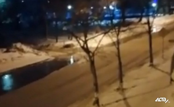 Канализация затопила улицу Краснофлотскую в Корсакове