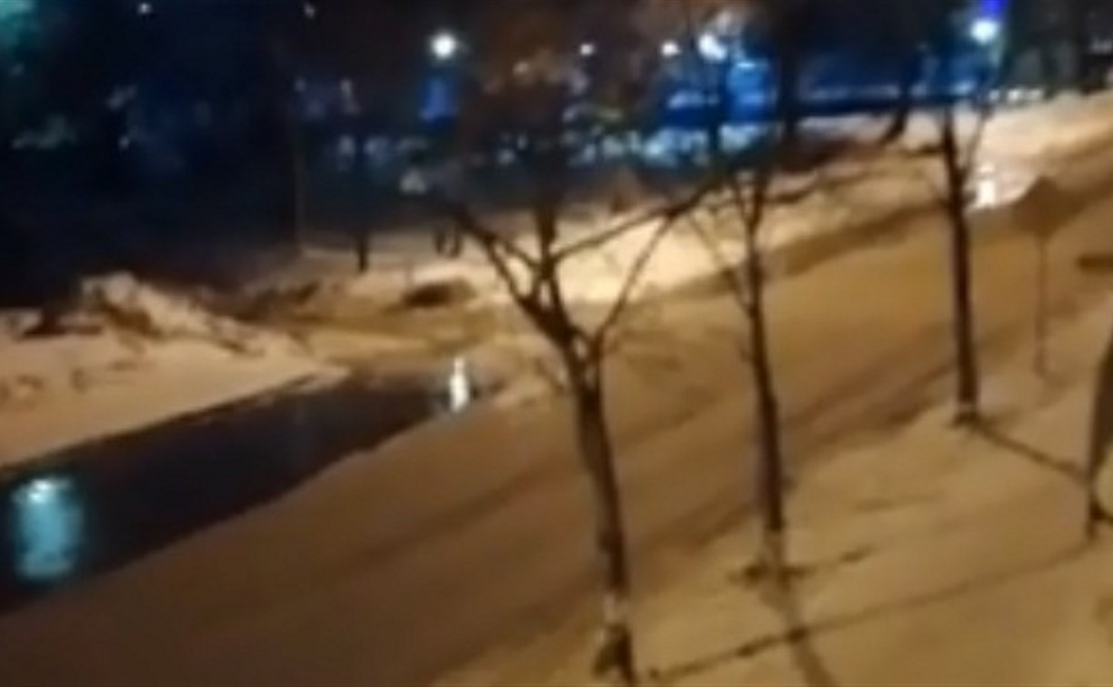 Канализация затопила улицу Краснофлотскую в Корсакове 