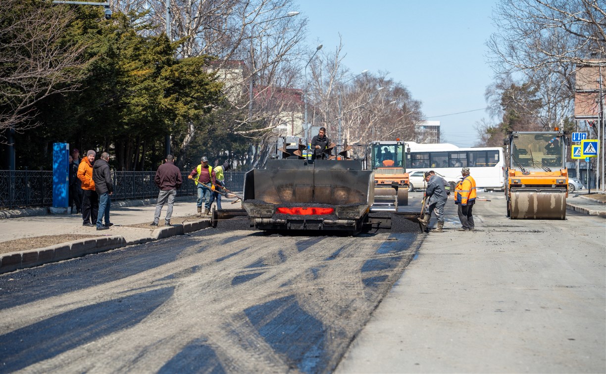Улицу Дзержинского в Южно-Сахалинске ремонтируют горячим асфальтом 