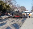 Улицу Дзержинского в Южно-Сахалинске ремонтируют горячим асфальтом 