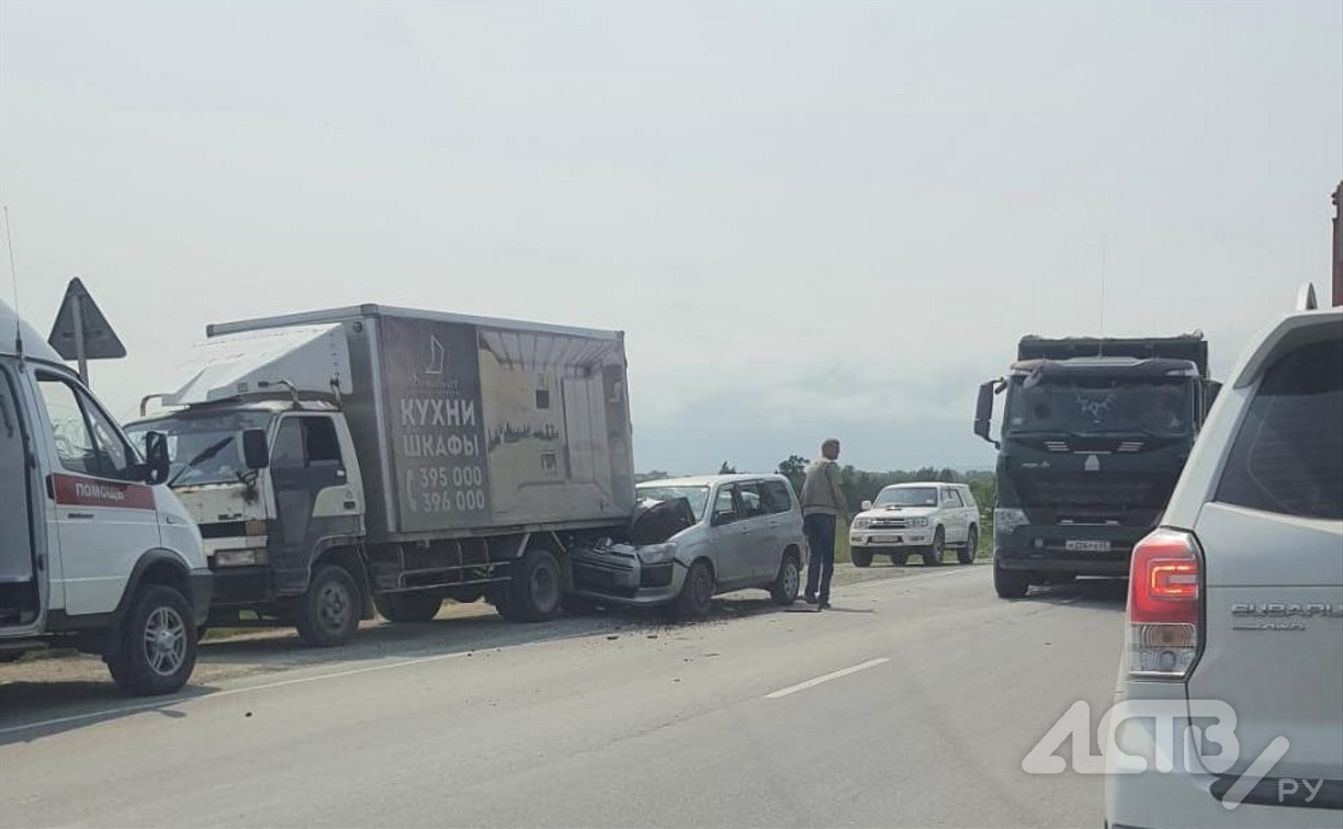 Очевидцы: водителя универсала зажало в авто при ДТП в Южно-Сахалинске