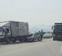 Очевидцы: водителя универсала зажало в авто при ДТП в Южно-Сахалинске