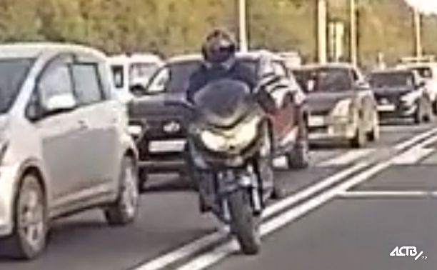На корсаковской трассе мотоциклист рванул на "встречку" прямо около поста ГИБДД