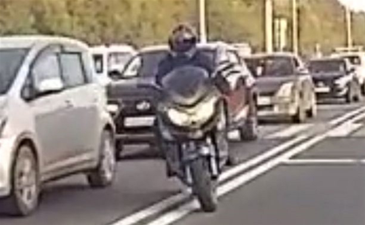 На корсаковской трассе мотоциклист рванул на "встречку" прямо около поста ГИБДД