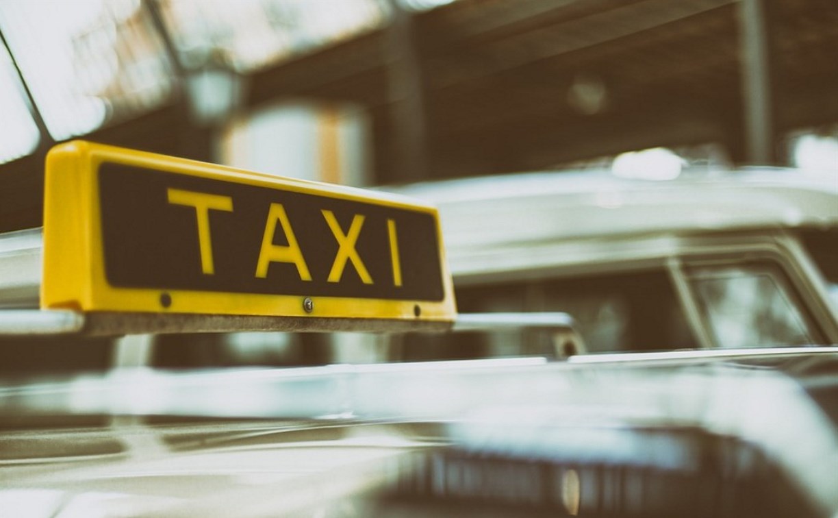 Сахалинцы не могут заказать такси в приложениях "Яндекс" и Uber