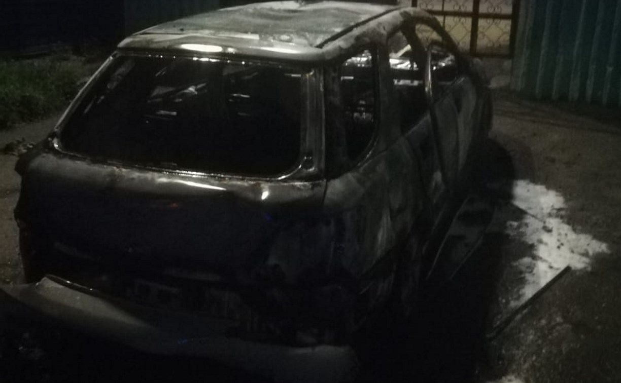 Автомобиль тушили ночью в Южно-Сахалинске