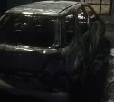 Автомобиль тушили ночью в Южно-Сахалинске