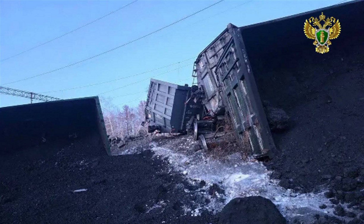 На Дальнем Востоке после схода грузового поезда предстоит восстановить 800 метров железнодорожных путей