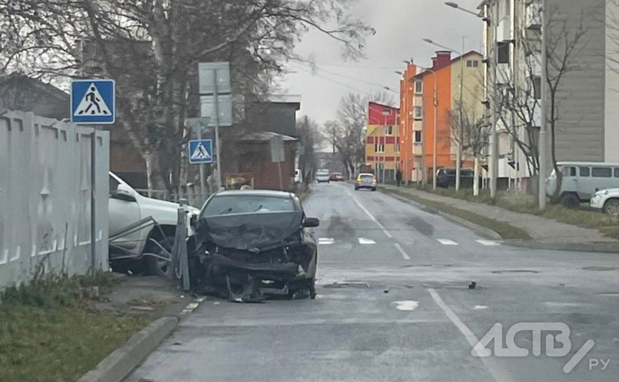 Внедорожник пробил дорожное ограждение в результате ДТП в Южно-Сахалинске