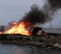 Очевидцы: мазут со стихийной свалки в Невельске стекает в море
