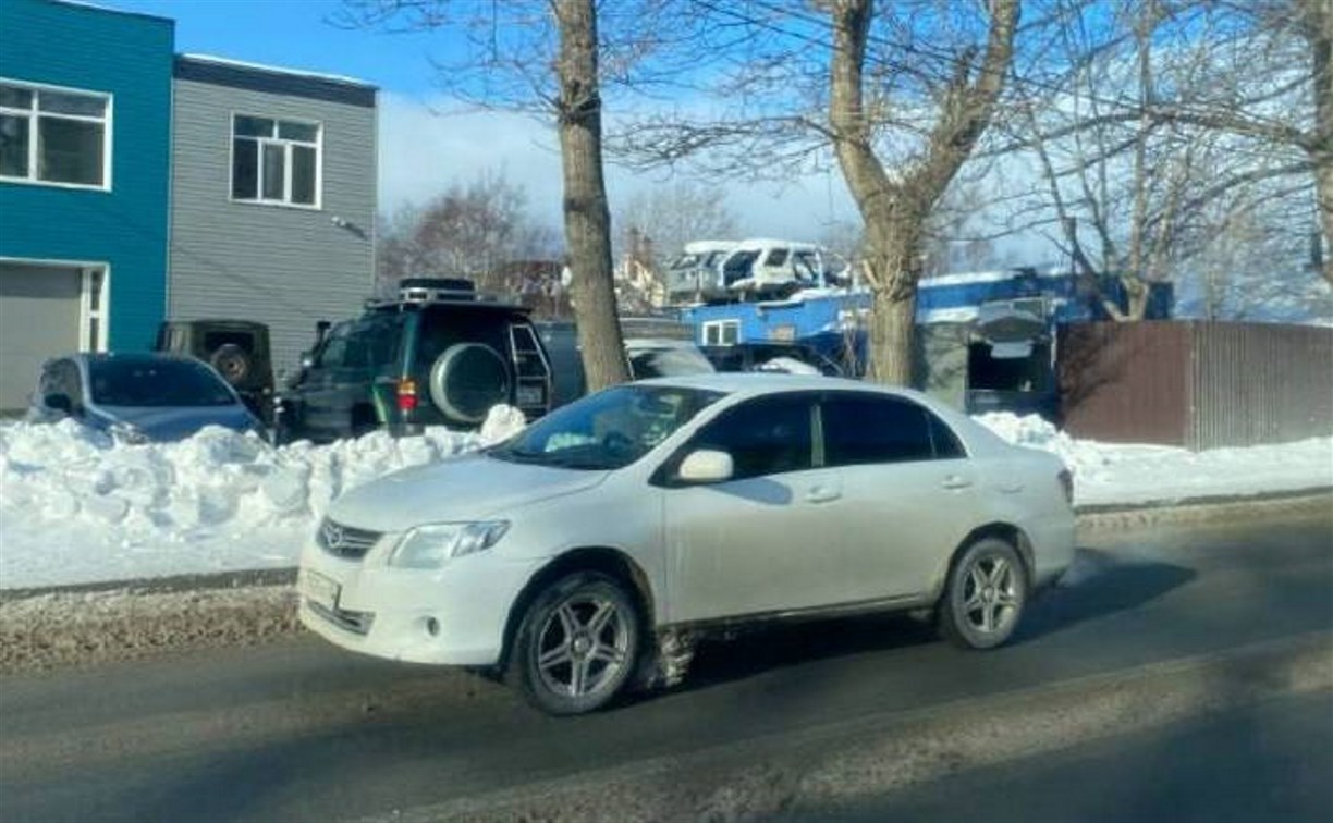 В Южно-Сахалинске заставили убрать кузова авто с крыши автосервиса 