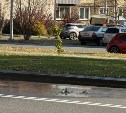 Проспект Победы в Южно-Сахалинске заливает водой