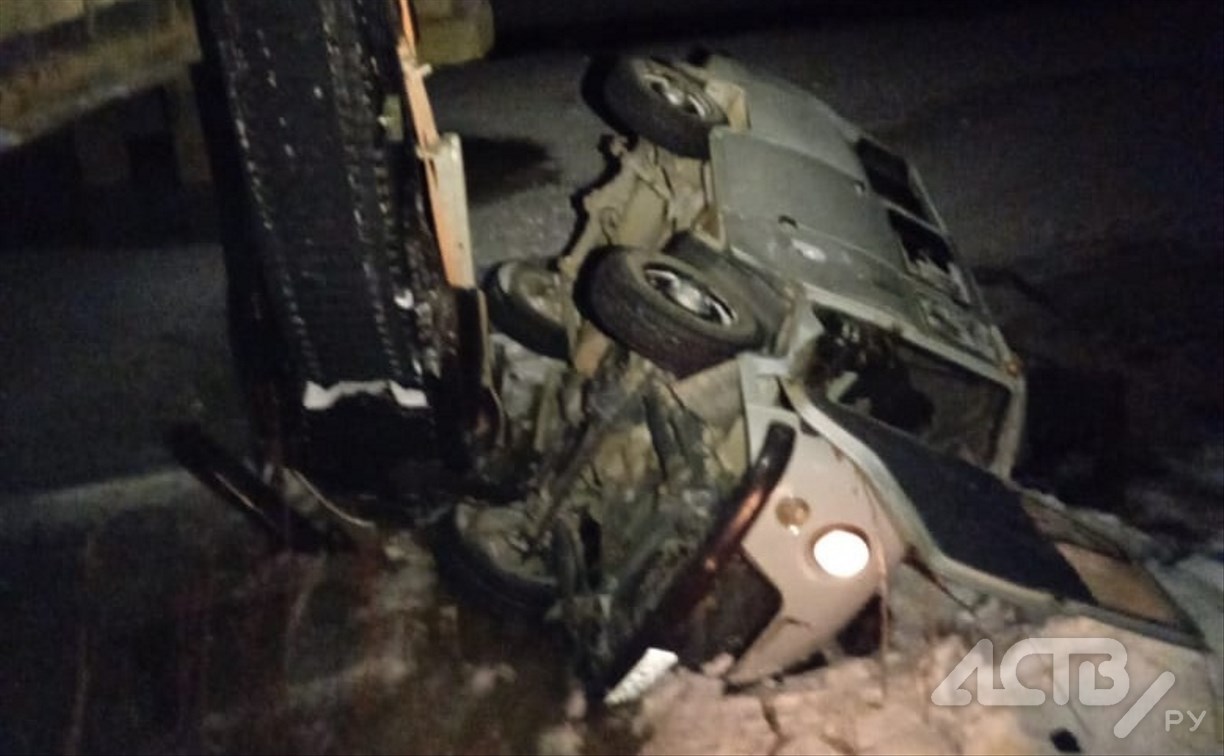 Два человека серьёзно пострадали в вылетевшей с моста "буханке" в Смирныховском районе