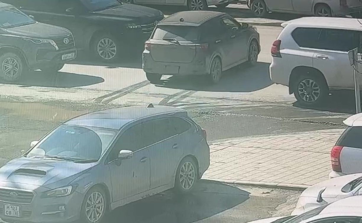 Появилось видео момента ДТП на улице Ленина в Южно-Сахалинске