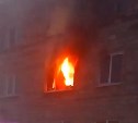 В квартире жилого дома в Долинске загорелась комната