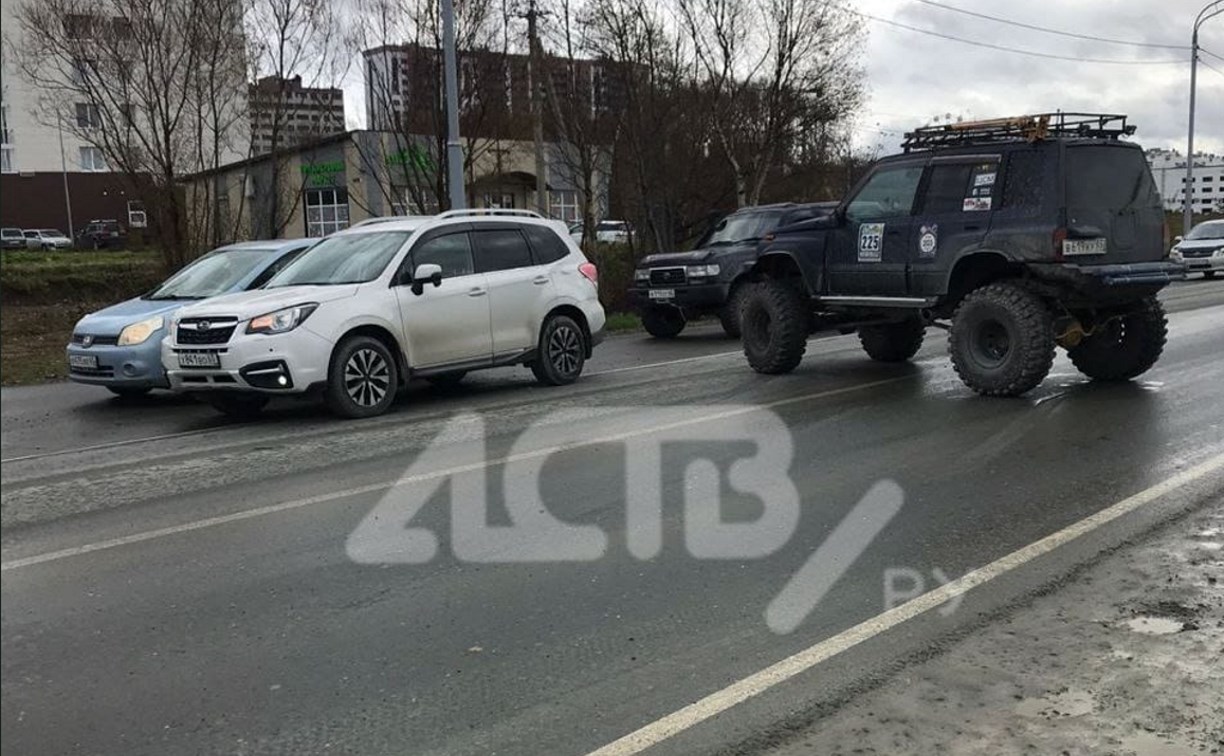 Toyota Harrier спровоцировал ДТП в Южно-Сахалинске и скрылся