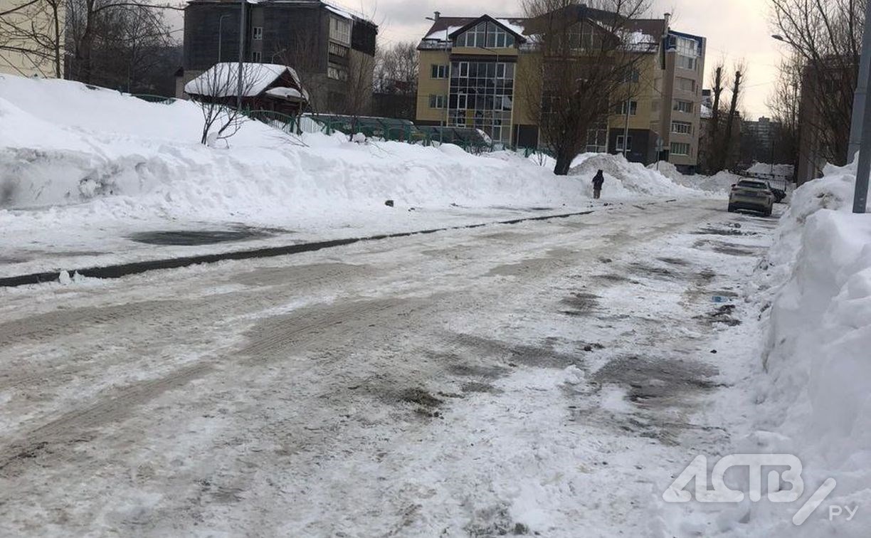 Автохамов, мешающих самосвалам вывозить снег в Южно-Сахалинске, разогнали после публикации astv.ru