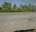 Самосвал раскидал камни по дороге на окраине Южно-Сахалинска 