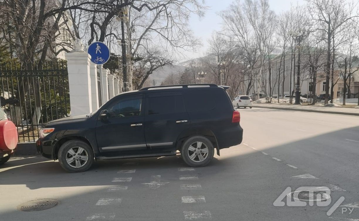 Водитель Toyota Land Cruiser "нахамил" пешеходам около суда в Южно-Сахалинске