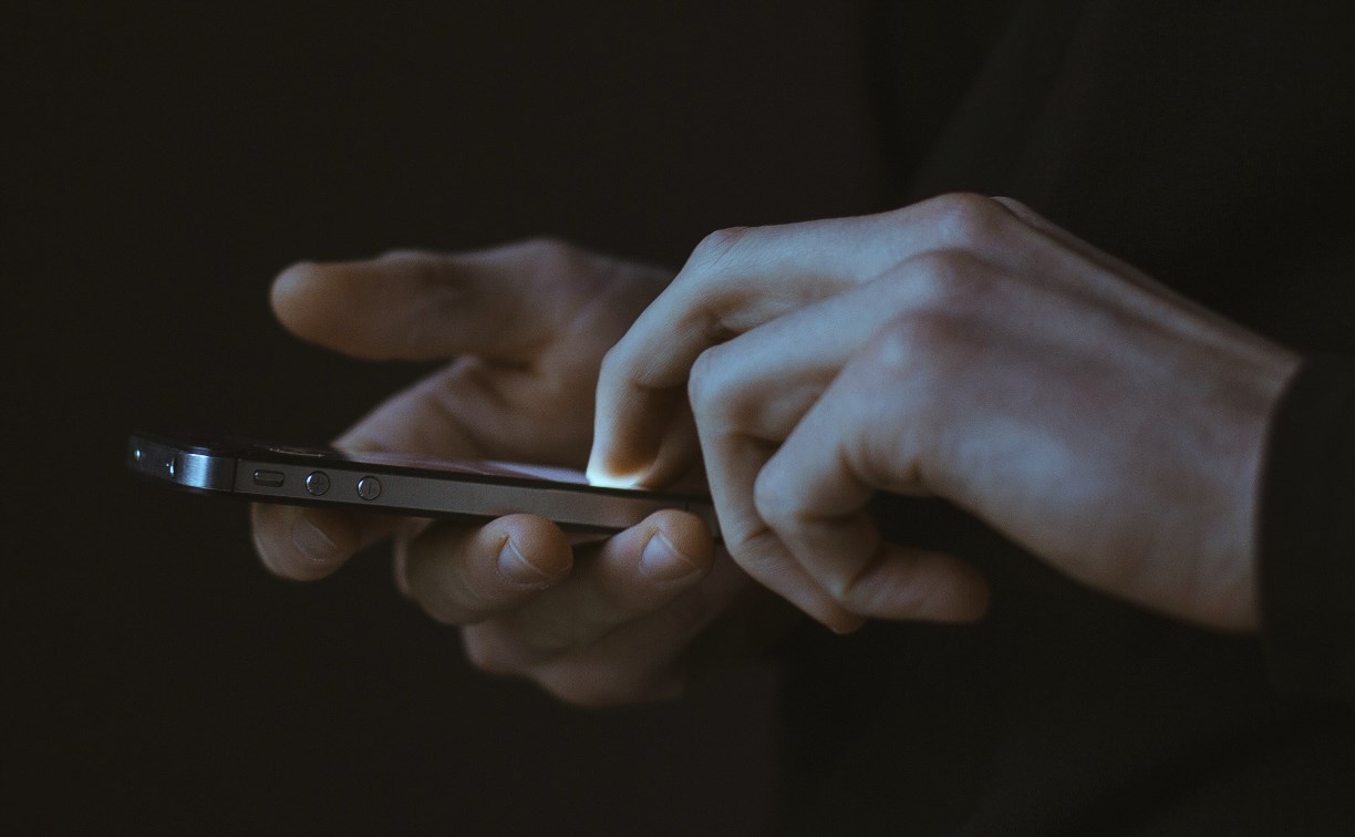 Телефон за 118 тысяч рублей пропал у южносахалинца после попойки с друзьями 