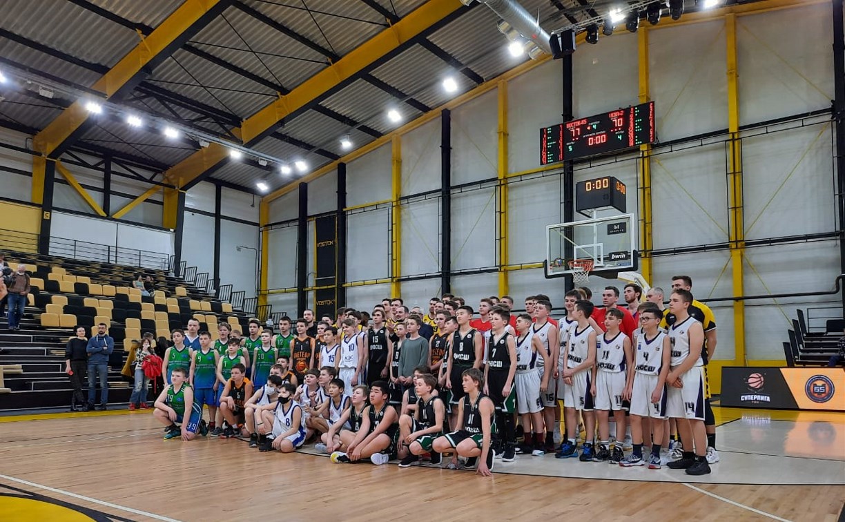 Шесть юношеских команд участвуют в "Кубке Сахалина" по баскетболу