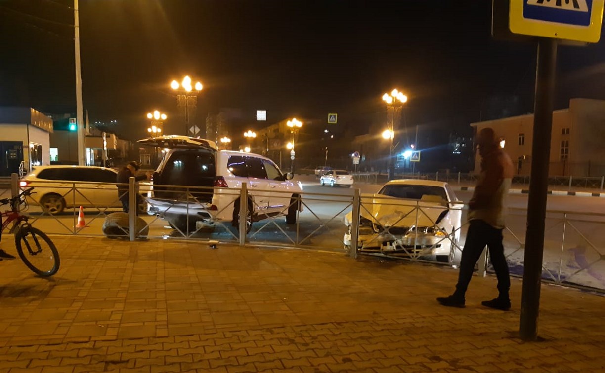Toyota Mark II и Lexus столкнулись в Южно-Сахалинске