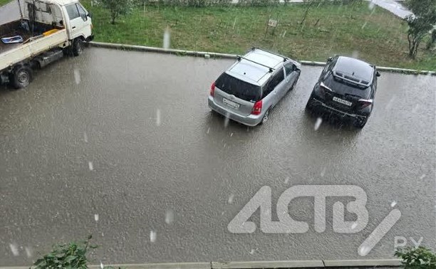 Сквер красивый, но двор топит: жители Ново-Александровска жалуются на отсутствие ливневок после благоустройства