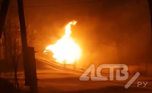 Очевидцы: при пожаре в сахалинском СНТ получил ожоги хозяин дома