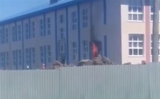 Очевидцы: в Шахтерске загорелась строящаяся школа на 400 мест